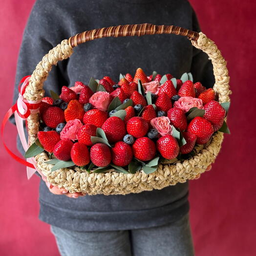 Корзина с клубникой, голубикой и розами
