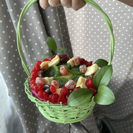 Корзина с сухофруктами сочная зелень
