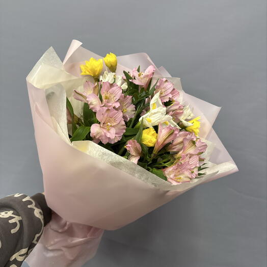 Букет из весенний цветов на 8 марта