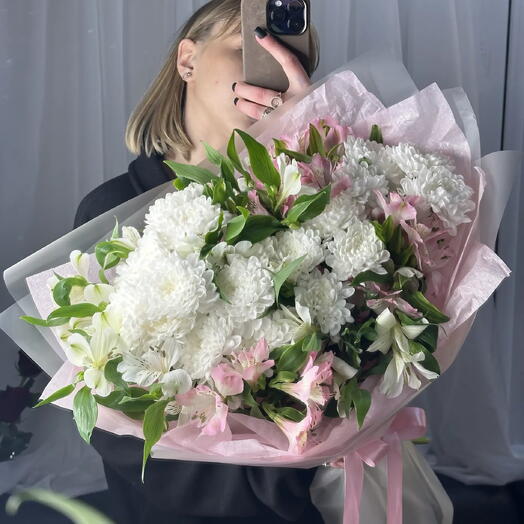 Стойкий букет с альстромерией и кустовой хризантемой