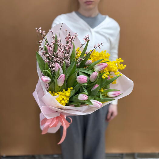 Авторский букет с тюльпанами «Свежесть весны»