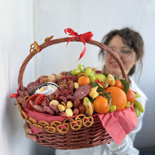 Корзина из колбас и фруктов