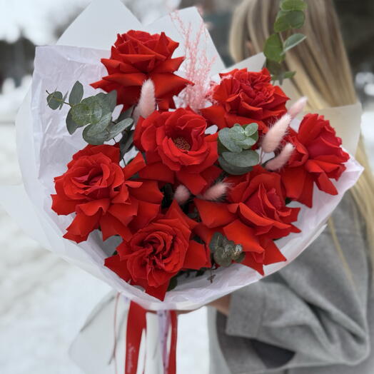 Букет алых роз из 7шт
