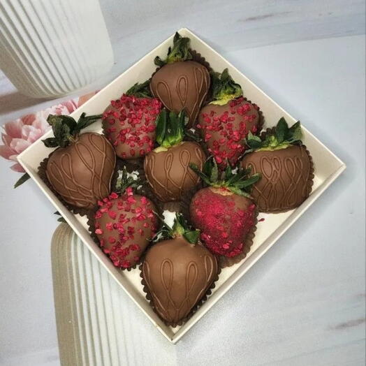 Клубника в шоколаде " Малинки", набор из клубники в шоколаде Callebaut , 9 ягод