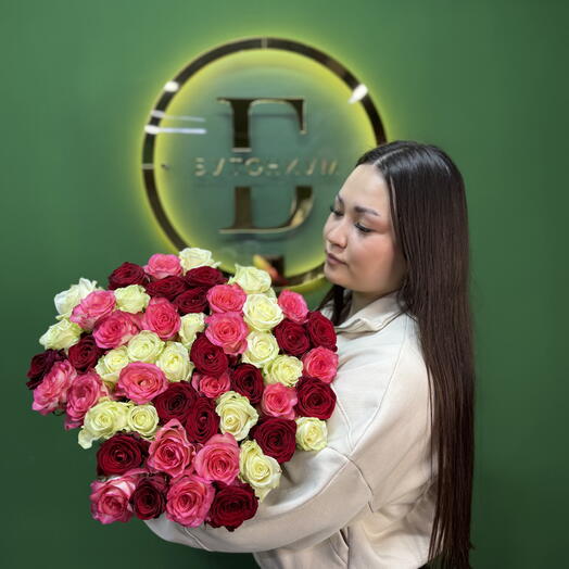Микс из 51 красной белой розовой розы
