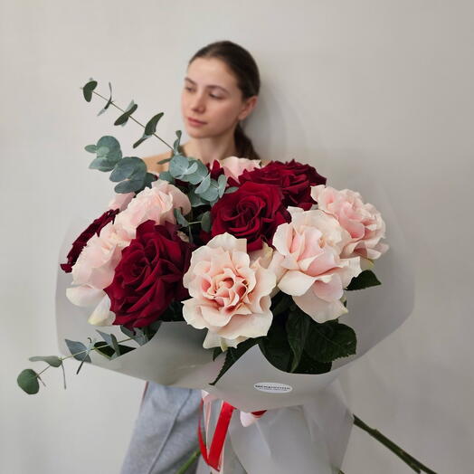 Пышный яркий нежный букет из розовых и красных роз с эвкалиптом в стильной воздушнойупаковке