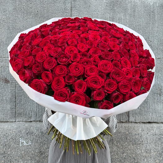 Букет из 151 красных роз red naomi
