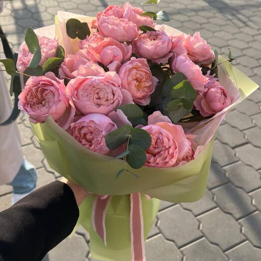 Букет кустовая пион Роза Джульетта и эвкалипт