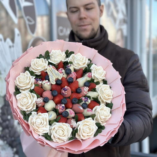 Букет из клубники в шоколаде и роз из зефира N3