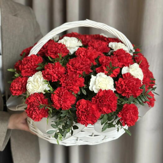 Корзина с красными гвоздиками