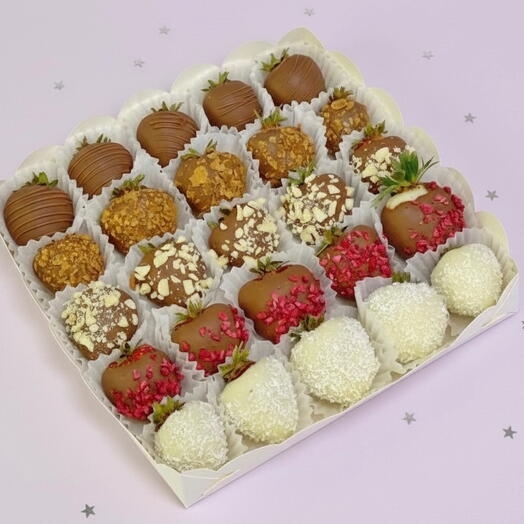 Свежая клубника в шоколаде с разными посыпками (25 шт.)