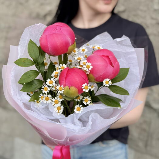 Букет пионов Корал Шарм( меняют цвет) и полевые ромашки💛