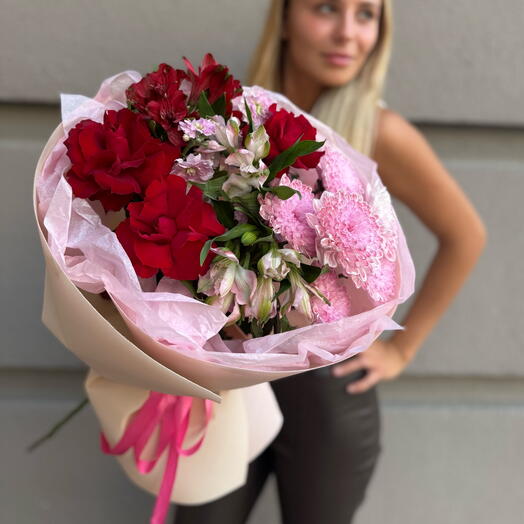 «Сумерки Фиалки» в составе французская Роза 🌹, Альстромерия🌿, Хризантема🌸, Маттиола💜