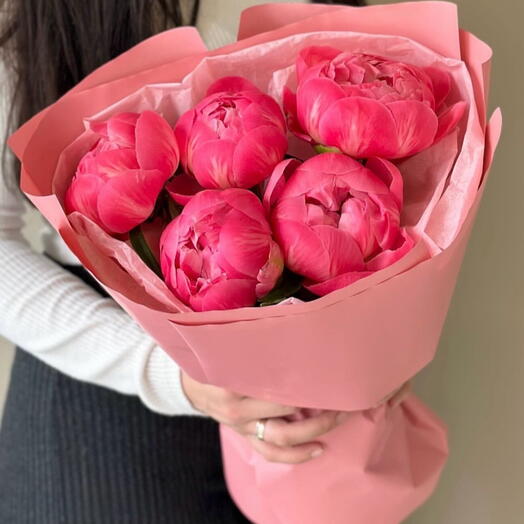 Букет из 5 коралловых пионов