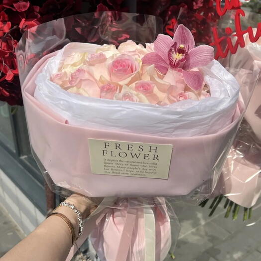 Конфетка 🍭 Букет из розовых роз и орхидеей 😍 Розовая роза Любимой девушке Розы дофаминовый букет Орхидея