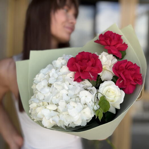Букет «Прямиком из Парижа»🌷с чудесной белой гортензией и стойкими французскими розами 🤍