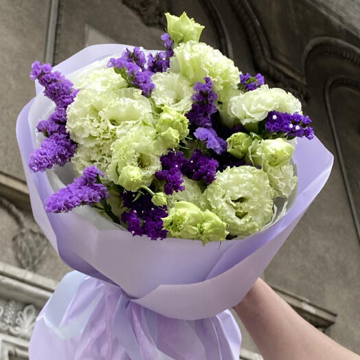 Caprice in purple, букет с лизиантусами и статицей