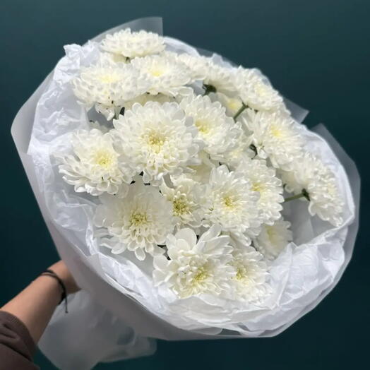 Пышный букет из белых воздушных хризантем
