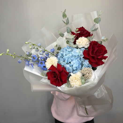 Букет с ажурными розами, гортензией, диантусами