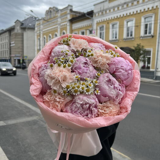 Летний букет с пионами и танацетумом