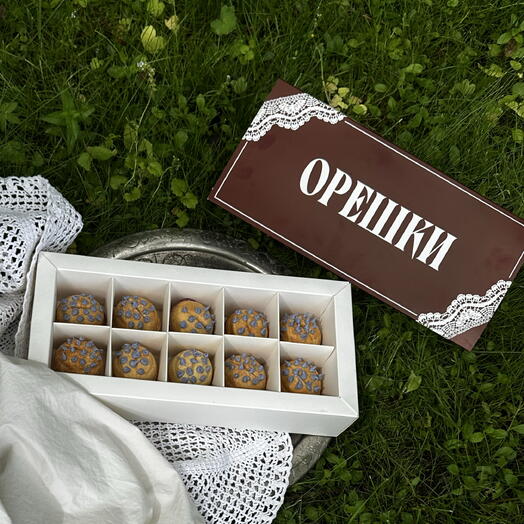 Большие орешки с черной смородиной