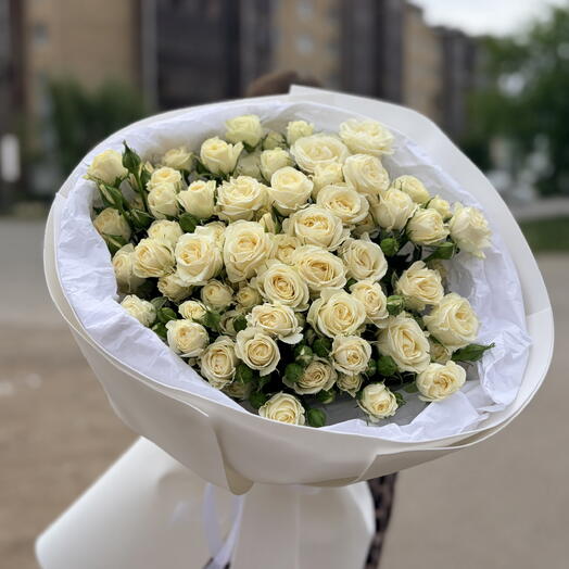 Кустовые белые розы