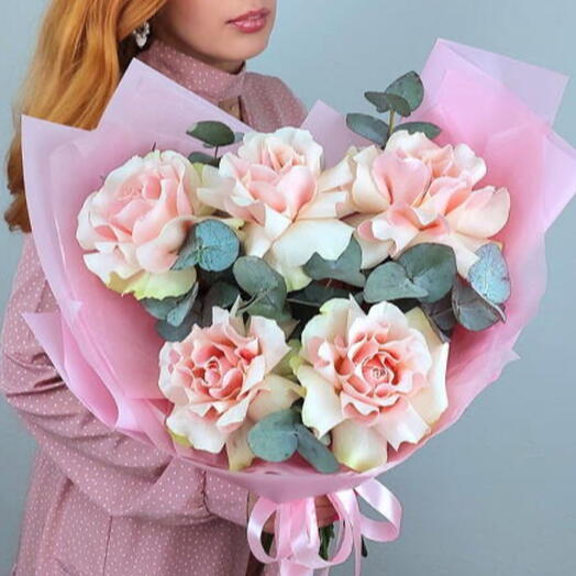 Букет Розовый ажур из 5 роз с эвкалиптом