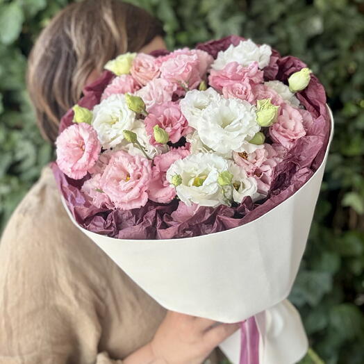 Букет белой и розовой эустомы в стильном оформлении💝
