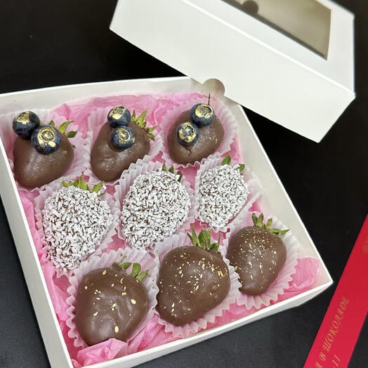 Сочное сладкая клубника 🍓 в шоколаде 🍫
9 шт украшены голубикой 🫐