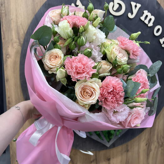 Букет из нежных кустовых роз и диантусов