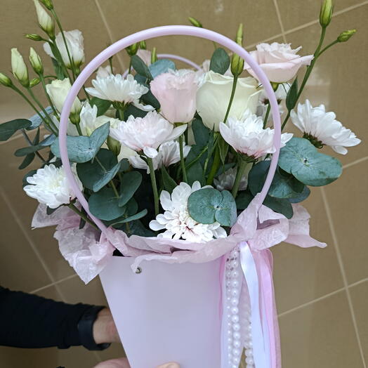 Композиция из эустомы, хризантемы и роз