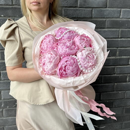 Букет из 7 пионов