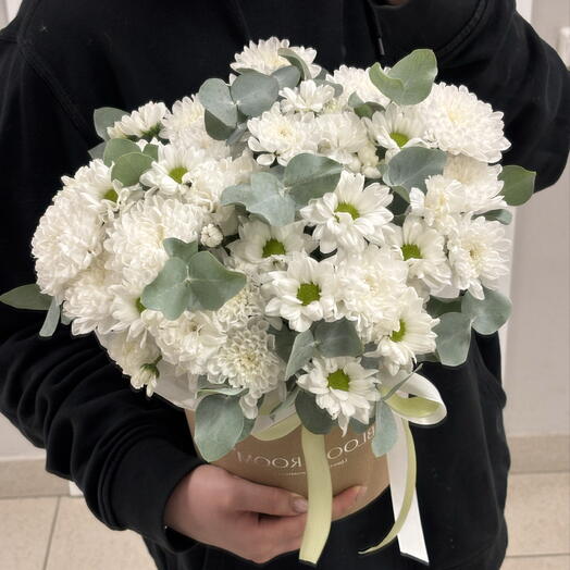 🤍Стойкая композиция из хризантем Bloom Room Алтай, ромашка, диантус, эвкалипт