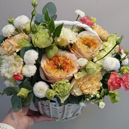 Летняя корзина с розами, эустомой и диантусом