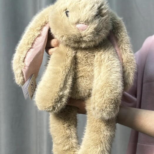 Пушистый кролик с розовыми ушками