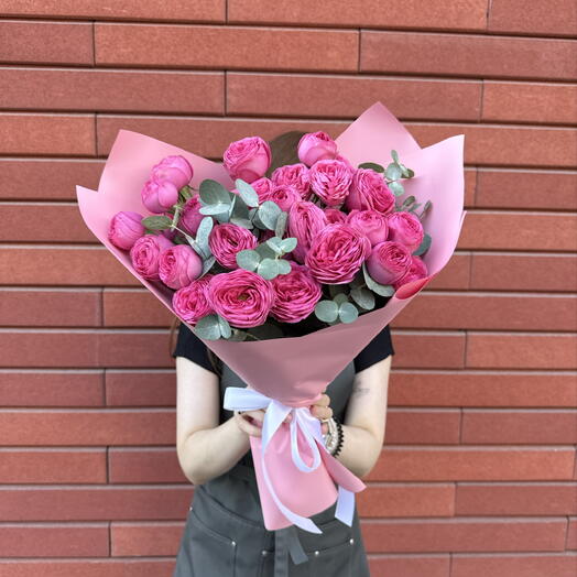 Малинка 🎀 / кустовые, пионовидные розы 5 шт и эвкалипт
