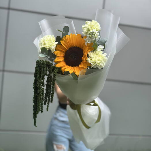 Букет из подсолнух 🌻 стойких диантусов в матовой упаковке 💐