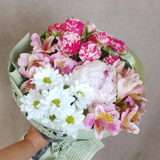 Букет с пионом,розой, альстромерией и Хризантемой кустовой