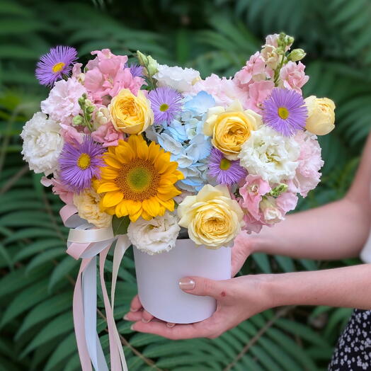 🌻Дофаминовая композиция с подсолнухом, розами пионовидными и эустомой в шляпной коробке