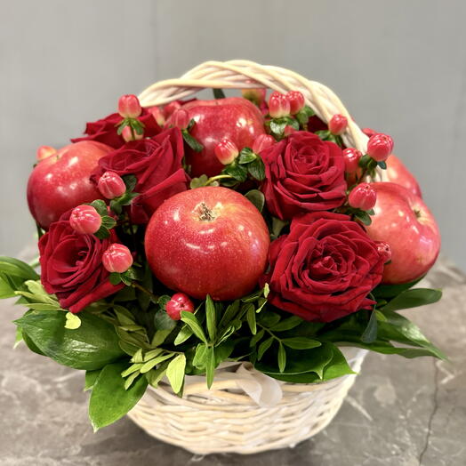 Корзина с розами, яблоками и гиперикумом