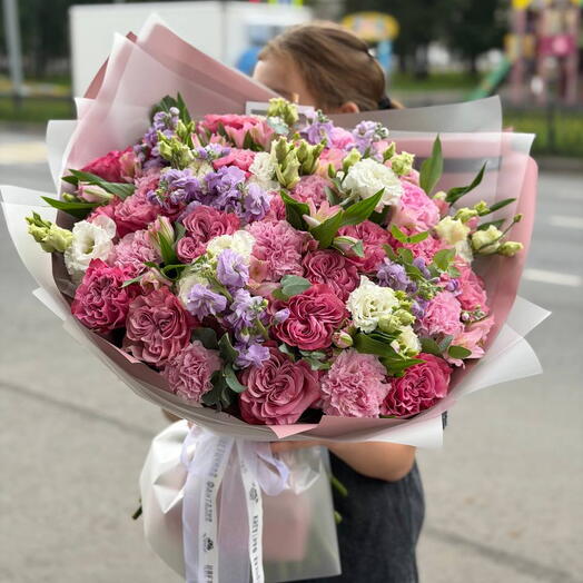 Букет с пиновидной розой, альстромерией и диантусами