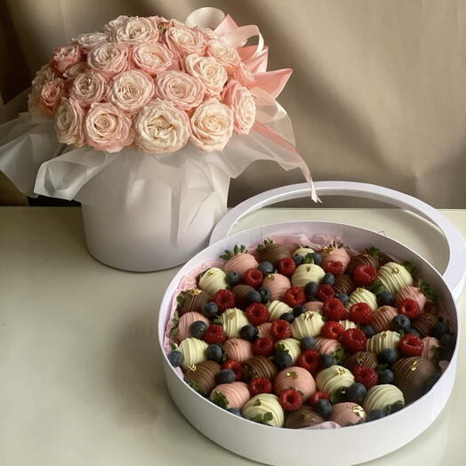 Комбо клубника в шоколаде L (30-35 ягод) + розы в шляпной коробке 39 шт 🎀