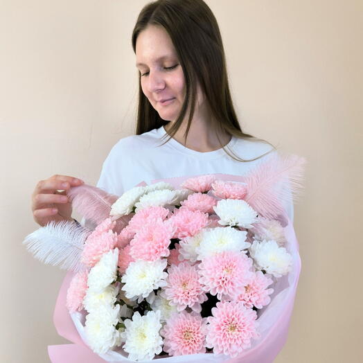 Нежный букет бело-розовая хризантема