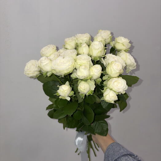Букет из 11 белых кустовых роз