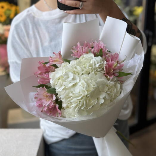 Pink and White — букет с гортензией и альстромерией