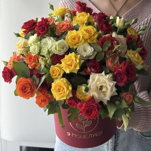 Яркая сочная композиция из кустовых крымских роз