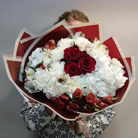 Яркий букет с розами, гортензией и альстрамерией