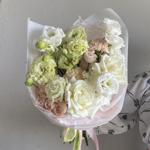 Букет нежный , воздушный с белой розой, лизиантусами, кустовыми розами 🌸