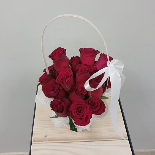 Корзиночка из роз. Красные розы в корзине 21 роза