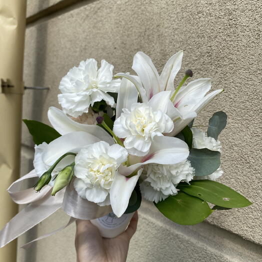 Композиция из 6 гвоздик , лилии и эвкалипта